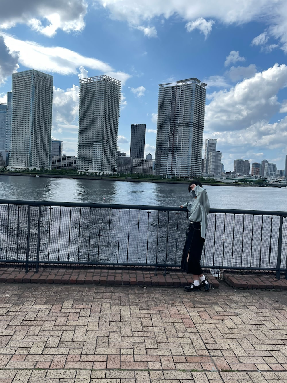 「シャツスタイル、ビックシルエット、デニムスカート、LOOSE、MAISON DE THERESE、ポロラルフローレン、ドクターマーチン、東京、なぐもデス、ミモレ丈スカート、ミントグリーン、とろみシャツ」｜「Loose/ルースのドレープトロミ 比翼バンドカラーシャツ（シャツ/ブラウス、グリーン系）」を使った、nagumodogさん（レディース・164cm）の春コーディネートの2枚目の写真