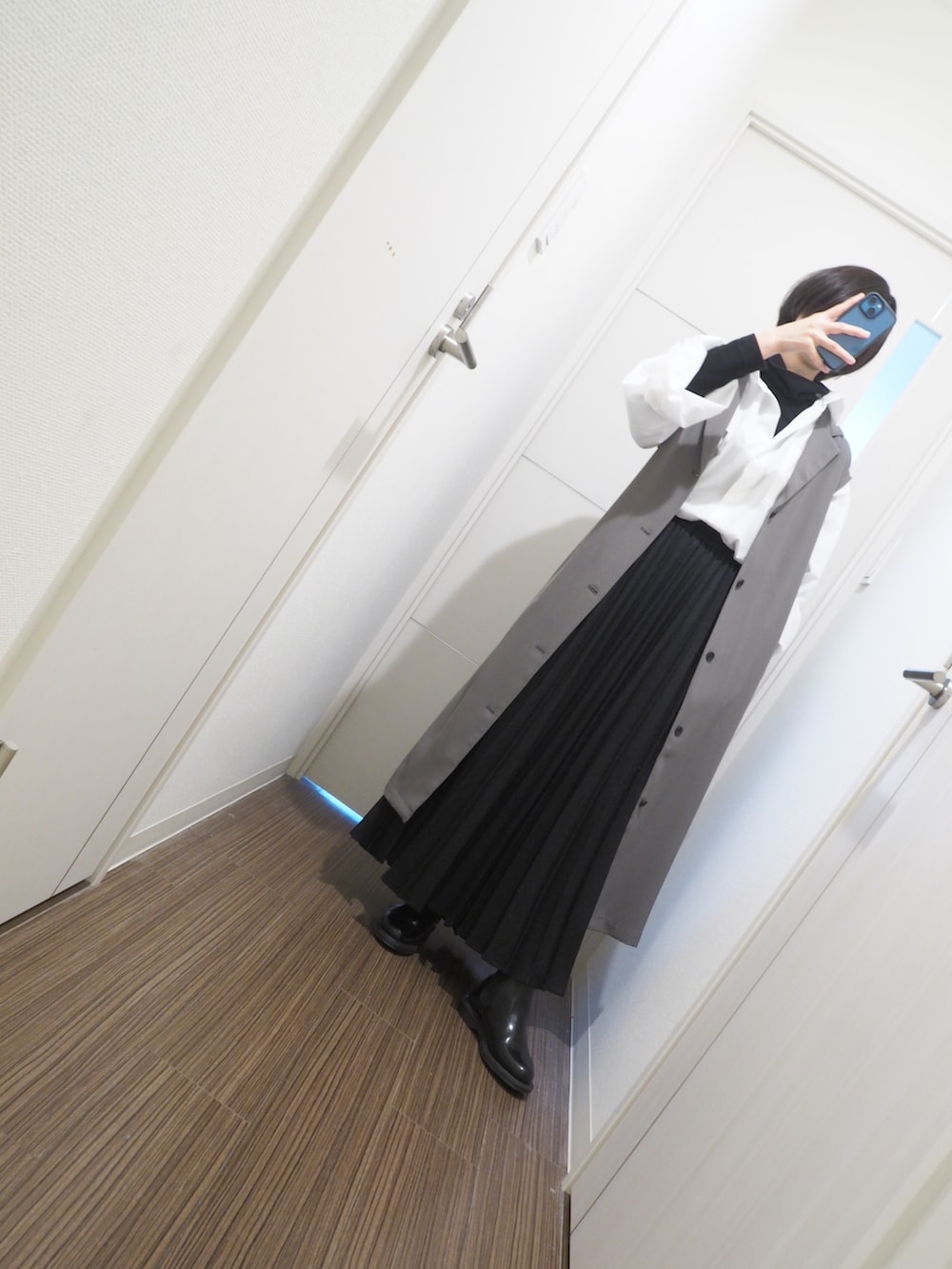 「ほめられ本命コーデ、今日のコーデ、休日コーデ、ジレ、AZUL by moussy、骨格ナチュラル、白シャツ、プリーツスカート、グレージュ、春服コーデ、モード、なぐもデス、ニコアンド(niko and...)、ドクターマーチン、ハンサム女子」|「classicalelfのゆるっとビッグシルエット。絶妙な風合いのユニセックスルーズシャツ(シャツ/ブラウス、ホワイト系)」を使った、nagumodogさん(骨格ナチュラル・レディース・165cm)の冬コーディネートの3枚目の写真