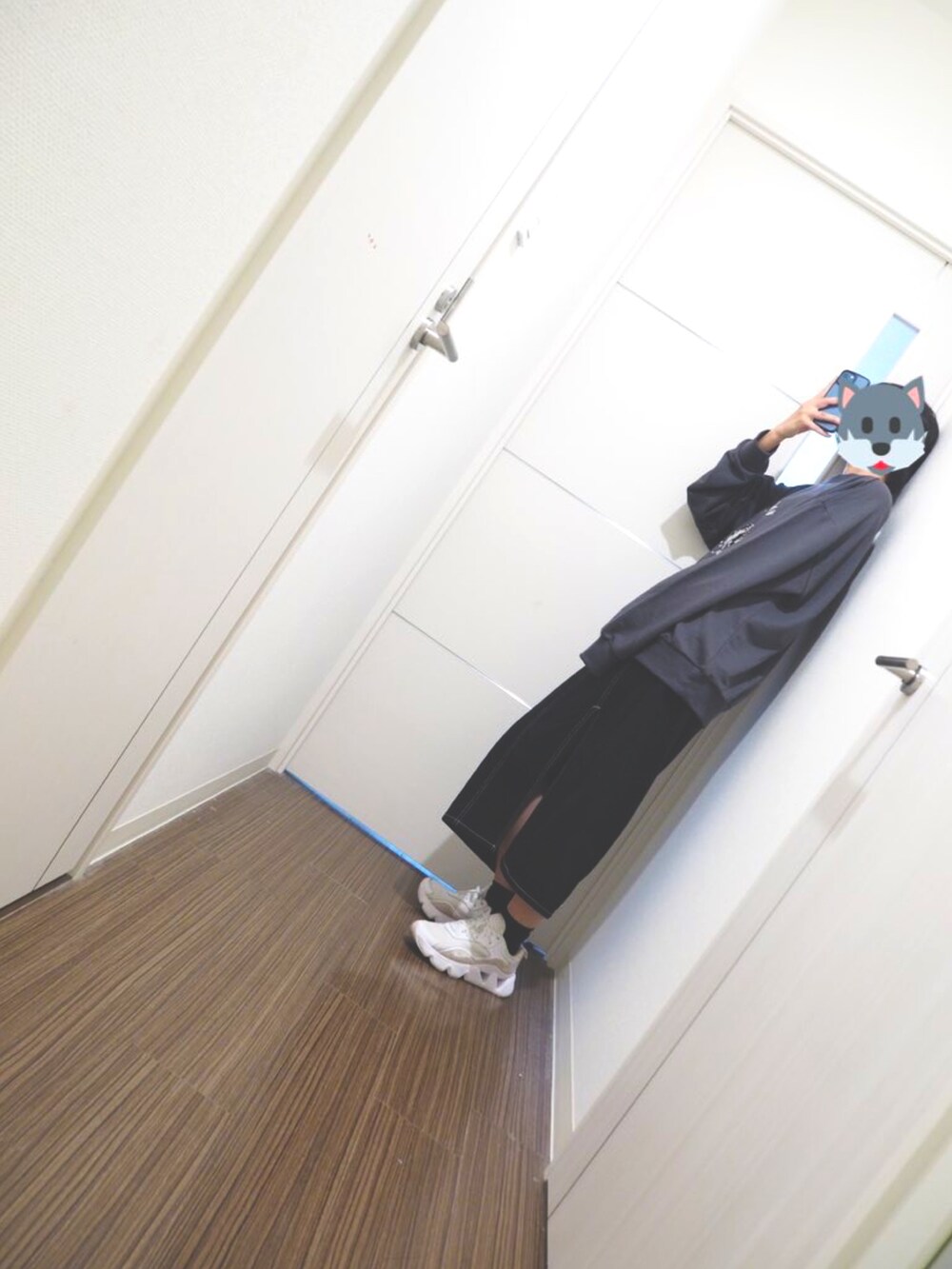 「秋服、ゆるコーデ、ストリート、トレーナー、いぬ、韓国ファッション、韓国コーデ、おしゃれさんと繋がりたい、ハンサム女子、なぐもデス、デニムスカート、オーバーサイズ、NIKE」｜「BASECONTROLのビンテージ風 ドッグ刺繍 クルーネックスウェット トレーナー（スウェット、ホワイト系）」を使った、nagumodogさん（レディース・164cm）の秋コーディネートの3枚目の写真