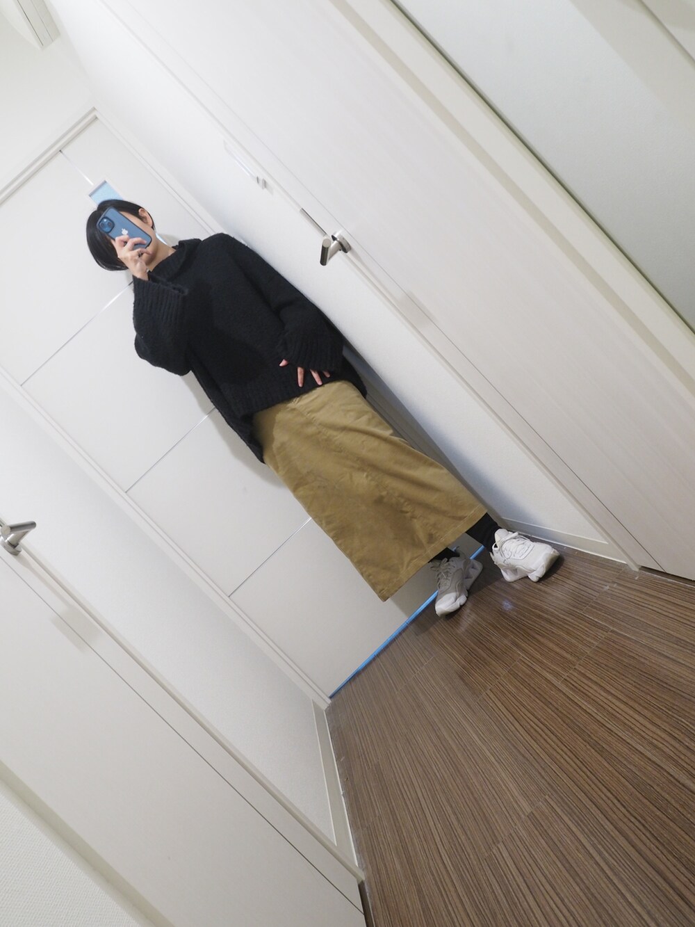 「秋冬コーデ、おしゃれさんと繋がりたい、ootd、休日コーデ、NIKE、イーハイフンワールドギャラリー(E hyphen world gallery)、ハイネック、ユニクロ、デニムジャケット、FUKUZO、なぐもデス、骨格ナチュラル」｜「BACK NUMBERのアイテム（デニムジャケット、ブルー系）」を使った、nagumodogさん（骨格ナチュラル・レディース・165cm）の秋コーディネートの3枚目の写真