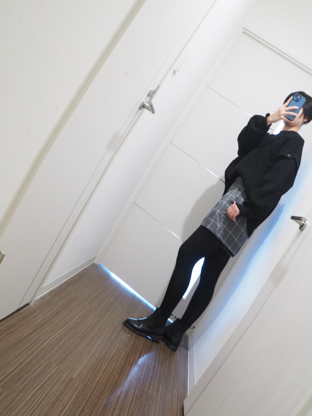「秋のコーデ、今日のコーデ、秋ルック紹介するよ、ニットコーデ、骨格ナチュラル、なぐもデス、ドクターマーチン、サイトゴアブーツ、ページボーイ、ショートパンツ、休日スタイル、プチプラ」｜「PAGEBOYのスリーブレイヤードニット（ニット/セーター、ブラック系）」を使った、nagumodogさん（骨格ナチュラル・レディース・165cm）の秋コーディネートの2枚目の写真