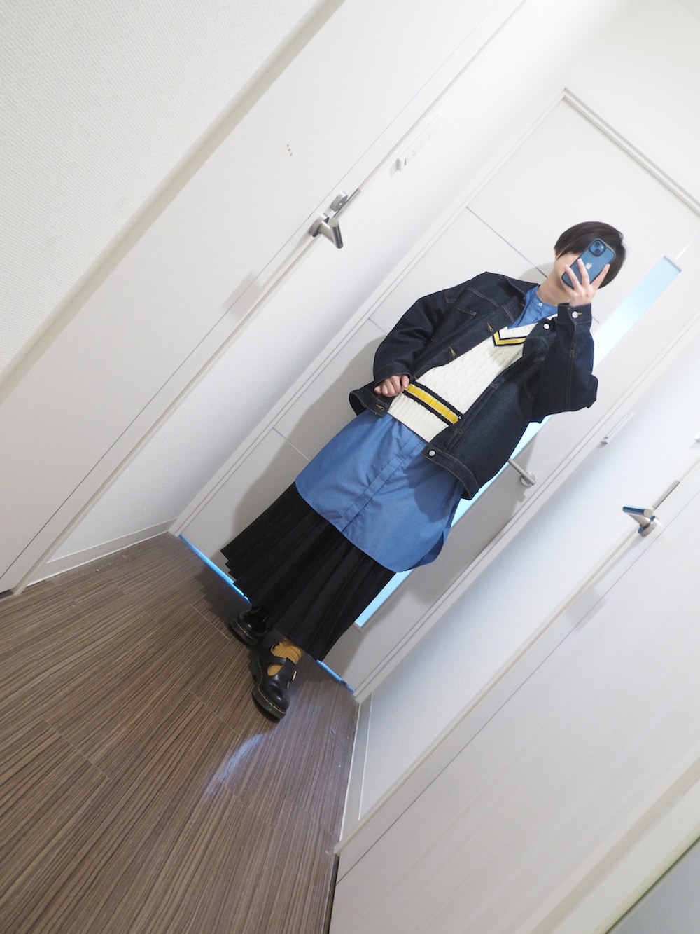 「春服デビュー宣言、休日コーデ、おでかけコーデ、デニム、スカートスタイル、BONLECILL、フリークスストア(FREAK'S STORE)、LEPSIM、なぐもデス、ドクターマーチン、春アウター、デニムジャケット、ハンサムショート」|「BONLECILLのルーズデニムジャケット/Gジャン(デニムジャケット、ブルー系)」を使った、nagumodogさん(骨格ナチュラル・レディース・165cm)の春コーディネートの2枚目の写真