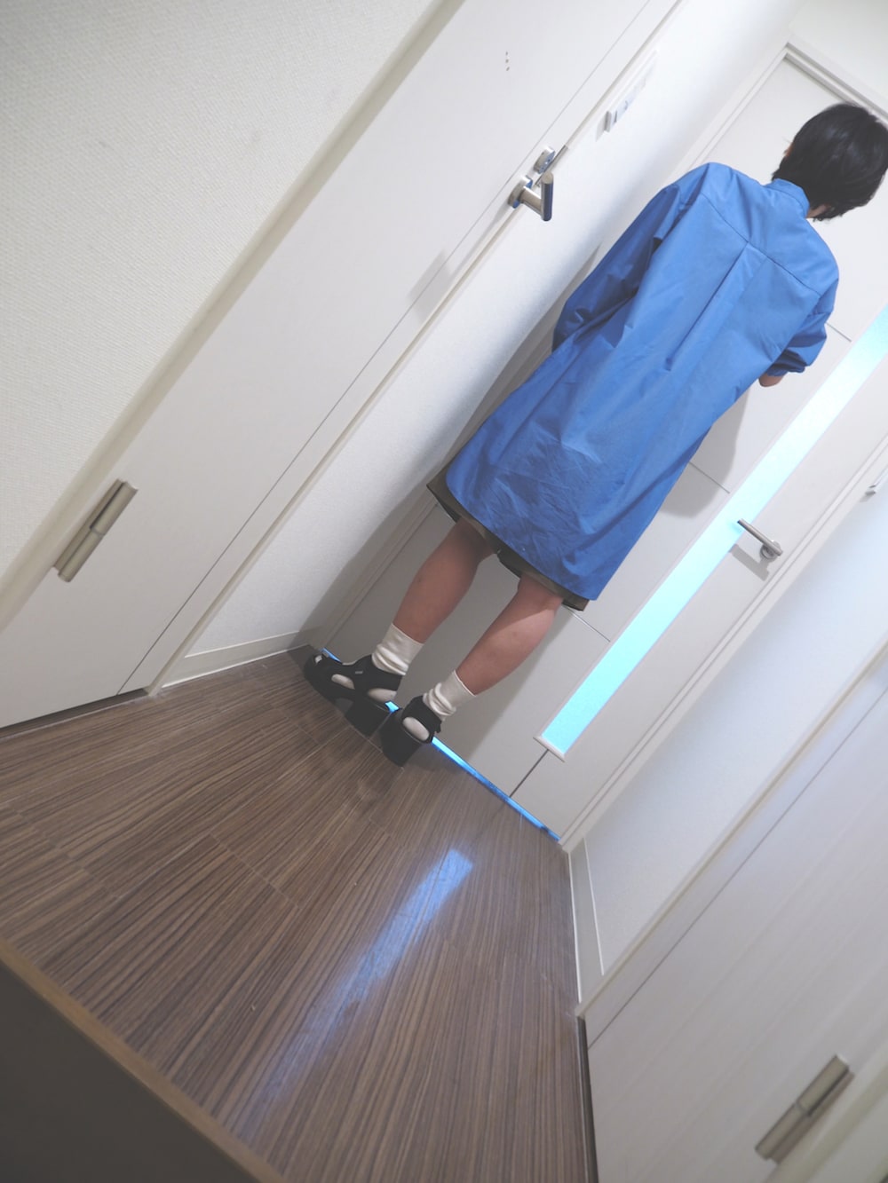 「ラクチンコーデ、雨の日コーデ、レプシィム(LEPSIM)、イッカラウンジ(ikka LOUNGE)、ショートパンツ、ラウンドヘム、なぐもデス、ベビージー、青シャツ、ハンサムコーデ、ハンサム女子」｜「LEPSIMのラウンドヘムシャツチュニック　217823（シャツ/ブラウス、ブルー系）」を使った、nagumodogさん（レディース・164cm）の夏コーディネートの2枚目の写真