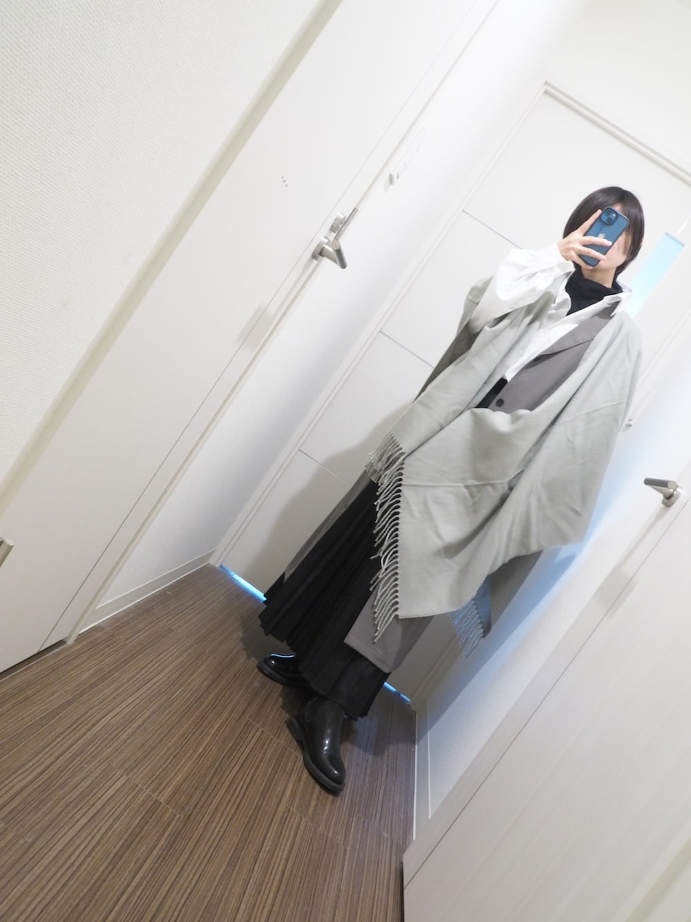 「ほめられ本命コーデ、今日のコーデ、休日コーデ、ジレ、AZUL by moussy、骨格ナチュラル、白シャツ、プリーツスカート、グレージュ、春服コーデ、モード、なぐもデス、ニコアンド(niko and...)、ドクターマーチン、ハンサム女子」|「classicalelfのゆるっとビッグシルエット。絶妙な風合いのユニセックスルーズシャツ(シャツ/ブラウス、ホワイト系)」を使った、nagumodogさん(骨格ナチュラル・レディース・165cm)の冬コーディネートの2枚目の写真