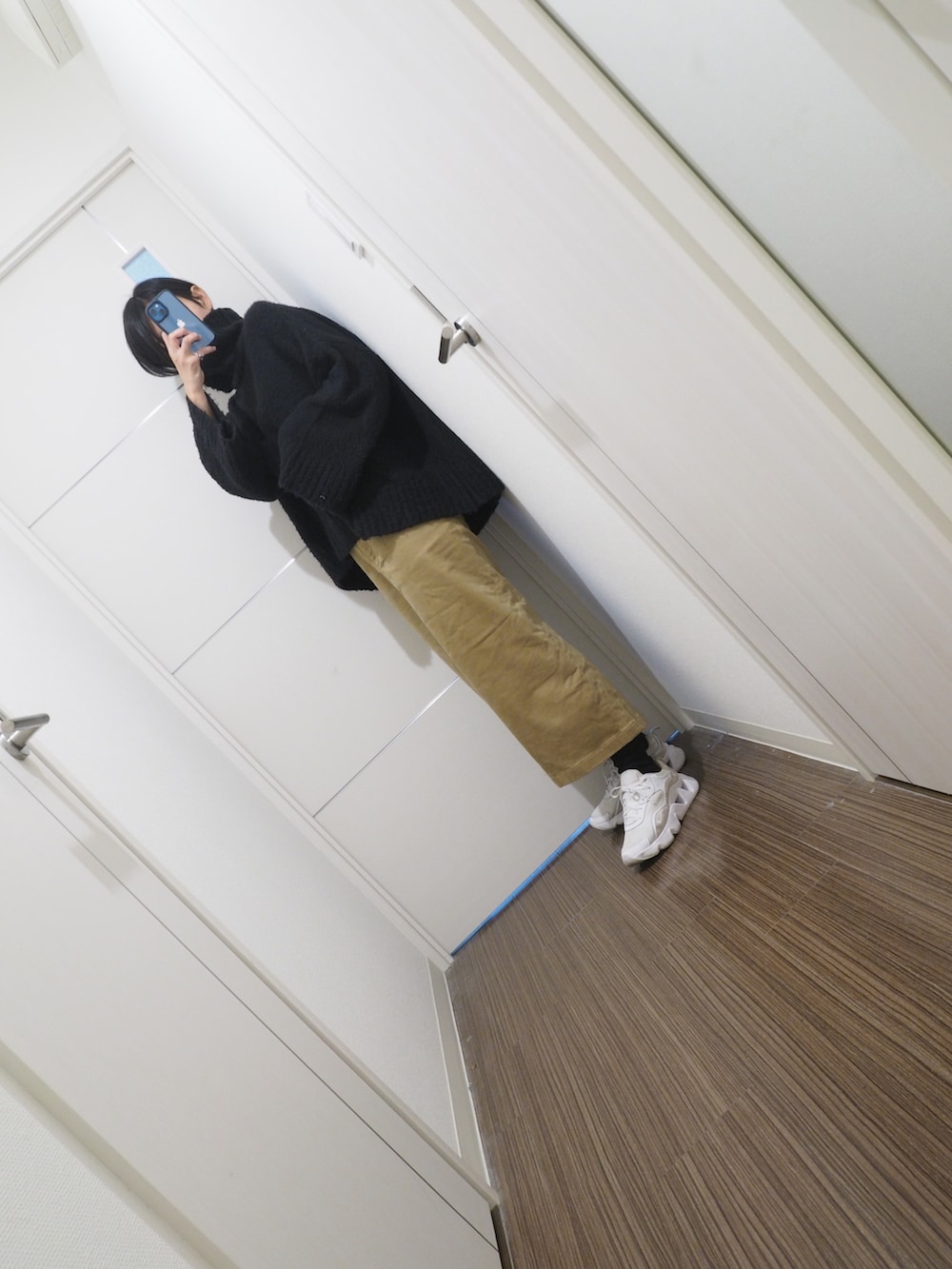 「秋冬コーデ、おしゃれさんと繋がりたい、ootd、休日コーデ、NIKE、イーハイフンワールドギャラリー(E hyphen world gallery)、ハイネック、ユニクロ、デニムジャケット、FUKUZO、なぐもデス、骨格ナチュラル」｜「BACK NUMBERのアイテム（デニムジャケット、ブルー系）」を使った、nagumodogさん（骨格ナチュラル・レディース・165cm）の秋コーディネートの2枚目の写真