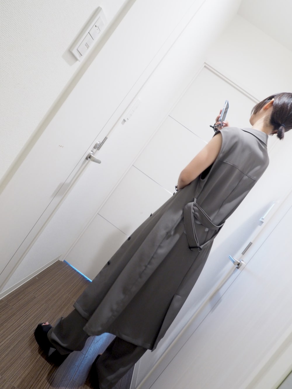 「マウジー(MOUSSY)、パンツスタイル、このスタイルがお気に入り、おしゃれさんと繋がりたい、夏、ブーサン、オトナカワイイ、モードカジュアル、ジレ、セットアップ、ハンサム女子、イケメン女子、なぐもデス」｜「GUのアイテム（キャミソール、ブラック系）」を使った、nagumodogさん（骨格ナチュラル・レディース・165cm）の夏コーディネートの2枚目の写真