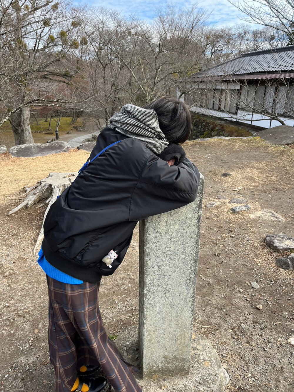 「休日スタイル、今日のコーデ、オトナカワイイ、ゆったりコーデ、ビッグシルエット、MA-1、LEPSIM、PAGEBOY、なぐもデス、ハンサム女子、ドクターマーチン、差し色（青）、青、ロングスカート、チェックスカート」｜「アンゴラのアイテム（マフラー、グレー系）」を使った、nagumodogさん（骨格ナチュラル・レディース・165cm）の冬コーディネートの2枚目の写真