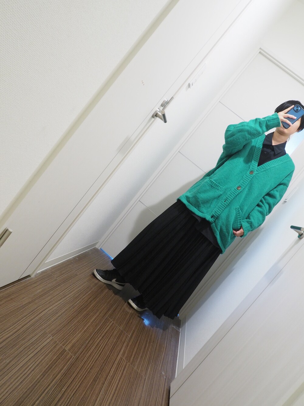 「秋ルック紹介するよ、お洒落さんとつながりたい、秋服準備はじめました、カーディガン、フリークスストア、ニコアンド(niko and...)、休日コーデ、ロングスカート、骨格ナチュラル、なぐもデス、ハンサム女子、グリーン、ブラック、オーバーサイズ、ビッグシルエット」｜「GUのアイテム（シャツ/ブラウス、ブラック系）」を使った、nagumodogさん（骨格ナチュラル・レディース・164cm）の秋コーディネートの2枚目の写真