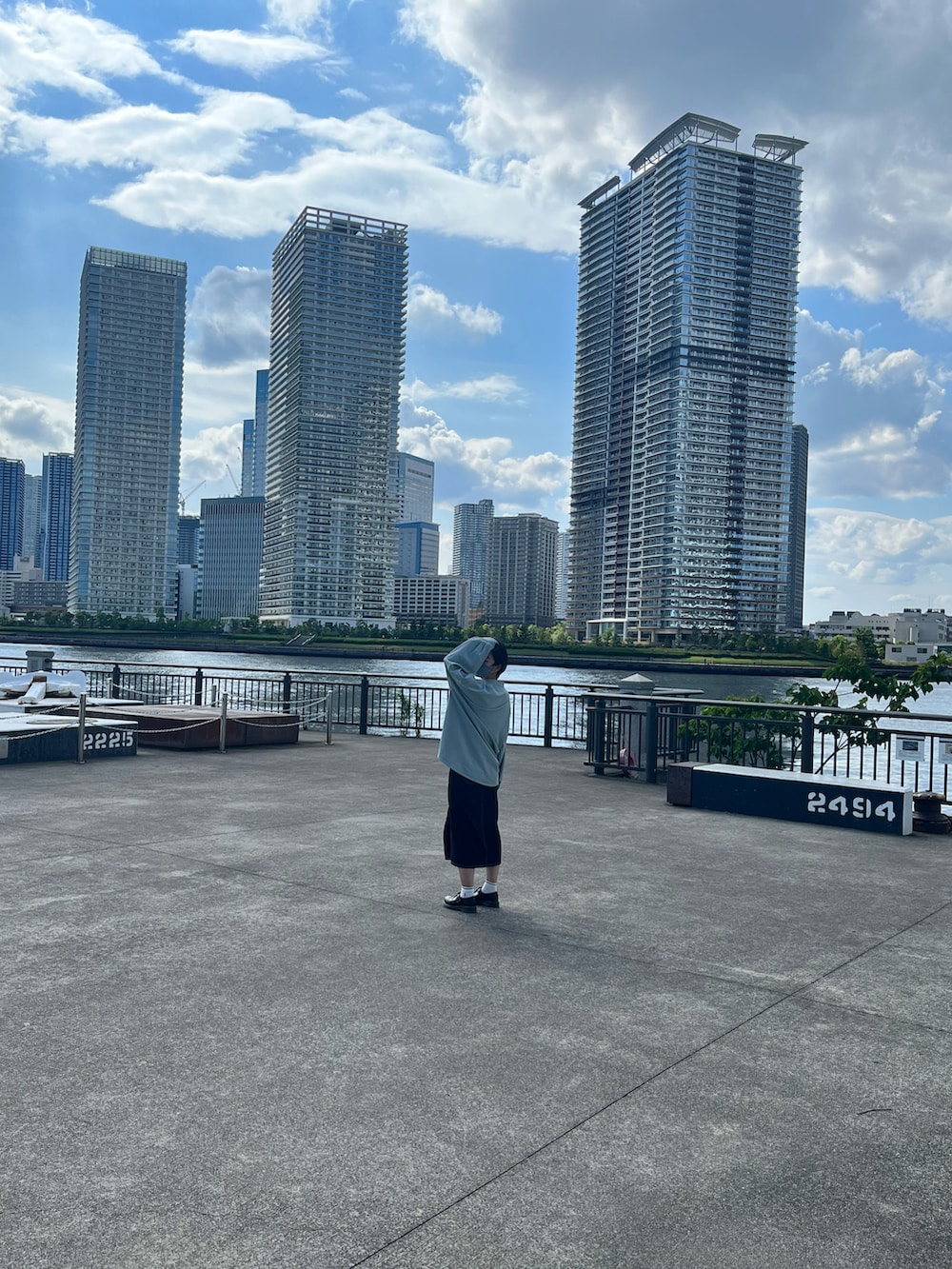 「シャツスタイル、ビックシルエット、デニムスカート、LOOSE、MAISON DE THERESE、ポロラルフローレン、ドクターマーチン、東京、なぐもデス、ミモレ丈スカート、ミントグリーン、とろみシャツ」｜「Loose/ルースのドレープトロミ 比翼バンドカラーシャツ（シャツ/ブラウス、グリーン系）」を使った、nagumodogさん（レディース・164cm）の春コーディネートの3枚目の写真