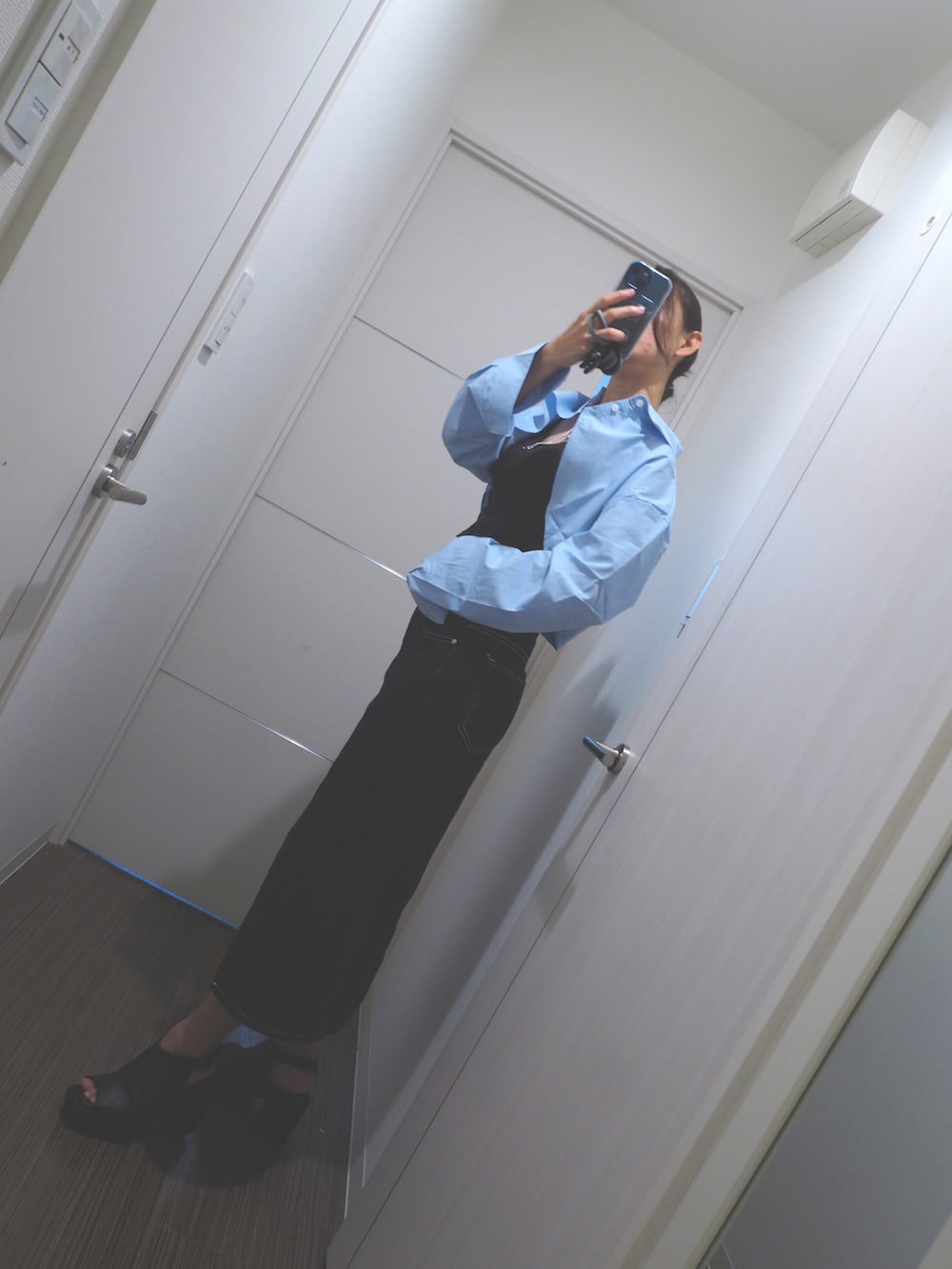「シャツボレロ、シャツコーデ、青シャツ、ハンサム女子、身長もりもり、高身長女子、骨格ナチュラル、骨格ナチュラルさんと繋がりたい、青×黒、solace、GU、韓国ファッション、なぐもデス、おしゃれさんと繋がりたい」｜「GUのアイテム（キャミソール、ブラック系）」を使った、nagumodogさん（骨格ナチュラル・レディース・165cm）の夏コーディネートの2枚目の写真