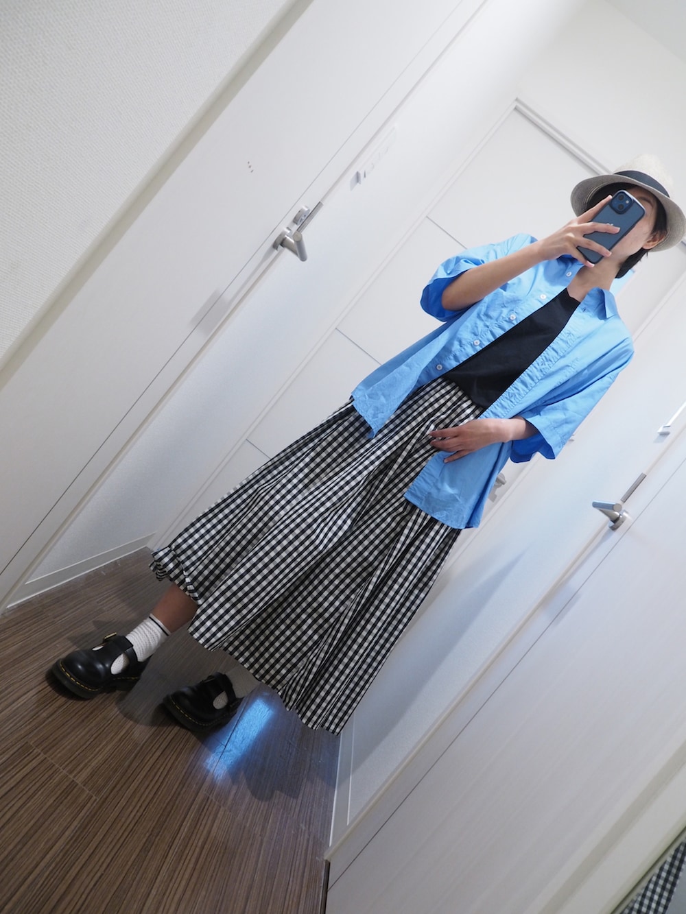 「夏、大人カジュアル、骨格ナチュラル、青シャツ、ノースリーブ、ドクターマーチン、ストローハット、なぐもデス、ブルベ夏、ハンサム女子、ウルフカット、麦わら帽子」｜「GUのアイテム（スカート、ブラック系）」を使った、nagumodogさん（レディース・164cm）の夏コーディネートの2枚目の写真