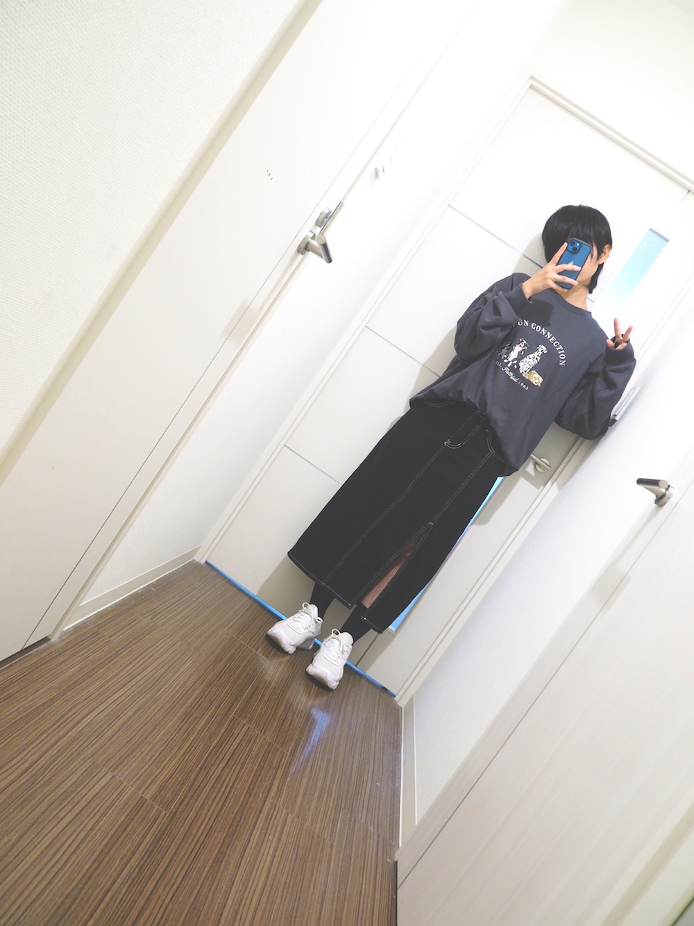 「秋服、ゆるコーデ、ストリート、トレーナー、いぬ、韓国ファッション、韓国コーデ、おしゃれさんと繋がりたい、ハンサム女子、なぐもデス、デニムスカート、オーバーサイズ、NIKE」｜「BASECONTROLのビンテージ風 ドッグ刺繍 クルーネックスウェット トレーナー（スウェット、ホワイト系）」を使った、nagumodogさん（レディース・164cm）の秋コーディネートの2枚目の写真