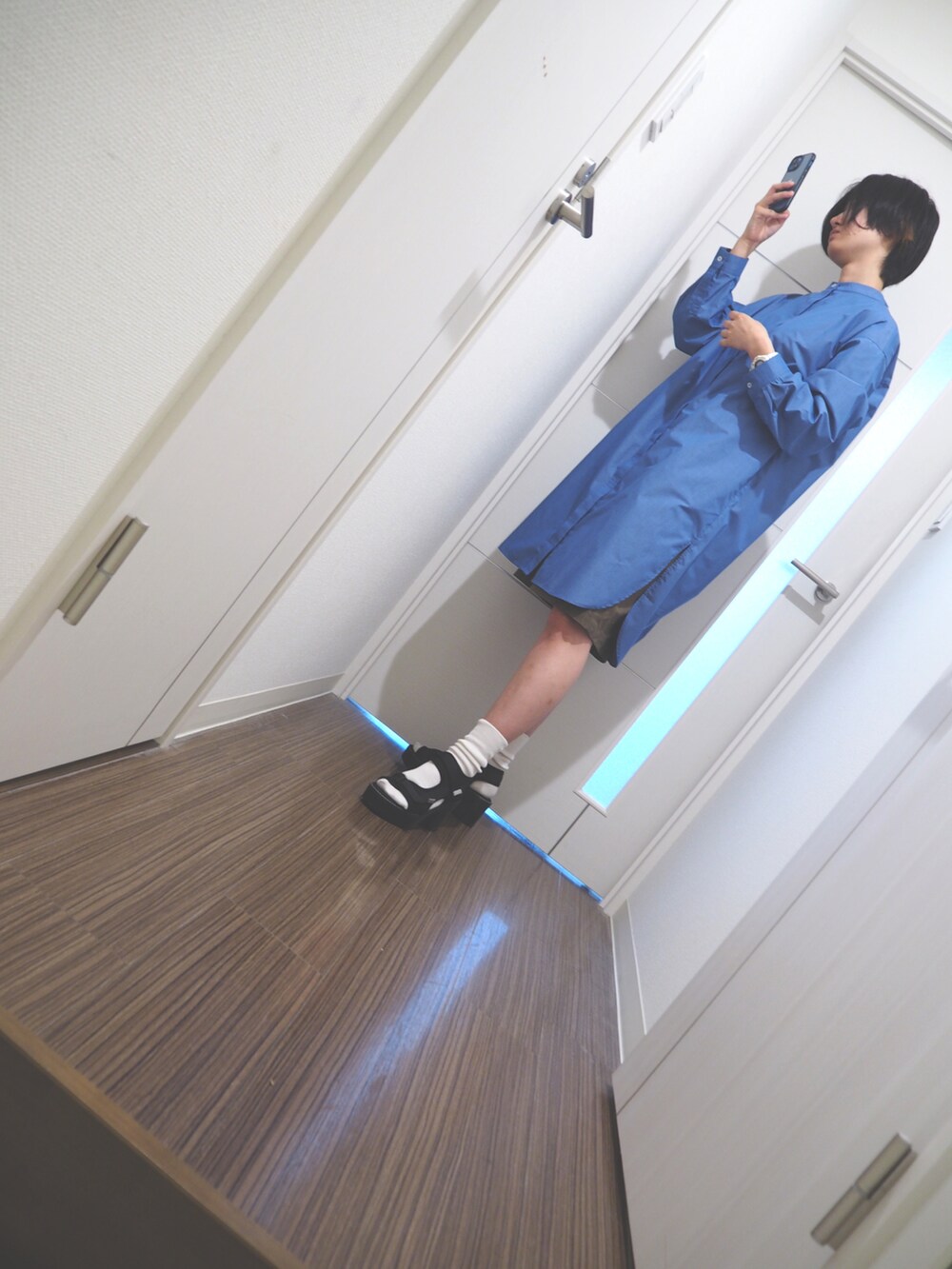 「ラクチンコーデ、雨の日コーデ、レプシィム(LEPSIM)、イッカラウンジ(ikka LOUNGE)、ショートパンツ、ラウンドヘム、なぐもデス、ベビージー、青シャツ、ハンサムコーデ、ハンサム女子」｜「LEPSIMのラウンドヘムシャツチュニック　217823（シャツ/ブラウス、ブルー系）」を使った、nagumodogさん（レディース・164cm）の夏コーディネートの3枚目の写真