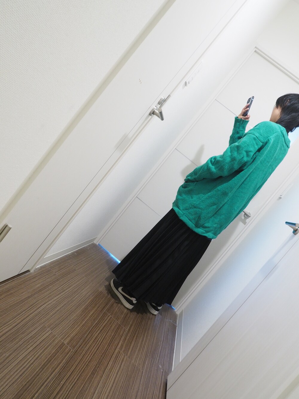 「秋ルック紹介するよ、お洒落さんとつながりたい、秋服準備はじめました、カーディガン、フリークスストア、ニコアンド(niko and...)、休日コーデ、ロングスカート、骨格ナチュラル、なぐもデス、ハンサム女子、グリーン、ブラック、オーバーサイズ、ビッグシルエット」｜「GUのアイテム（シャツ/ブラウス、ブラック系）」を使った、nagumodogさん（骨格ナチュラル・レディース・164cm）の秋コーディネートの3枚目の写真