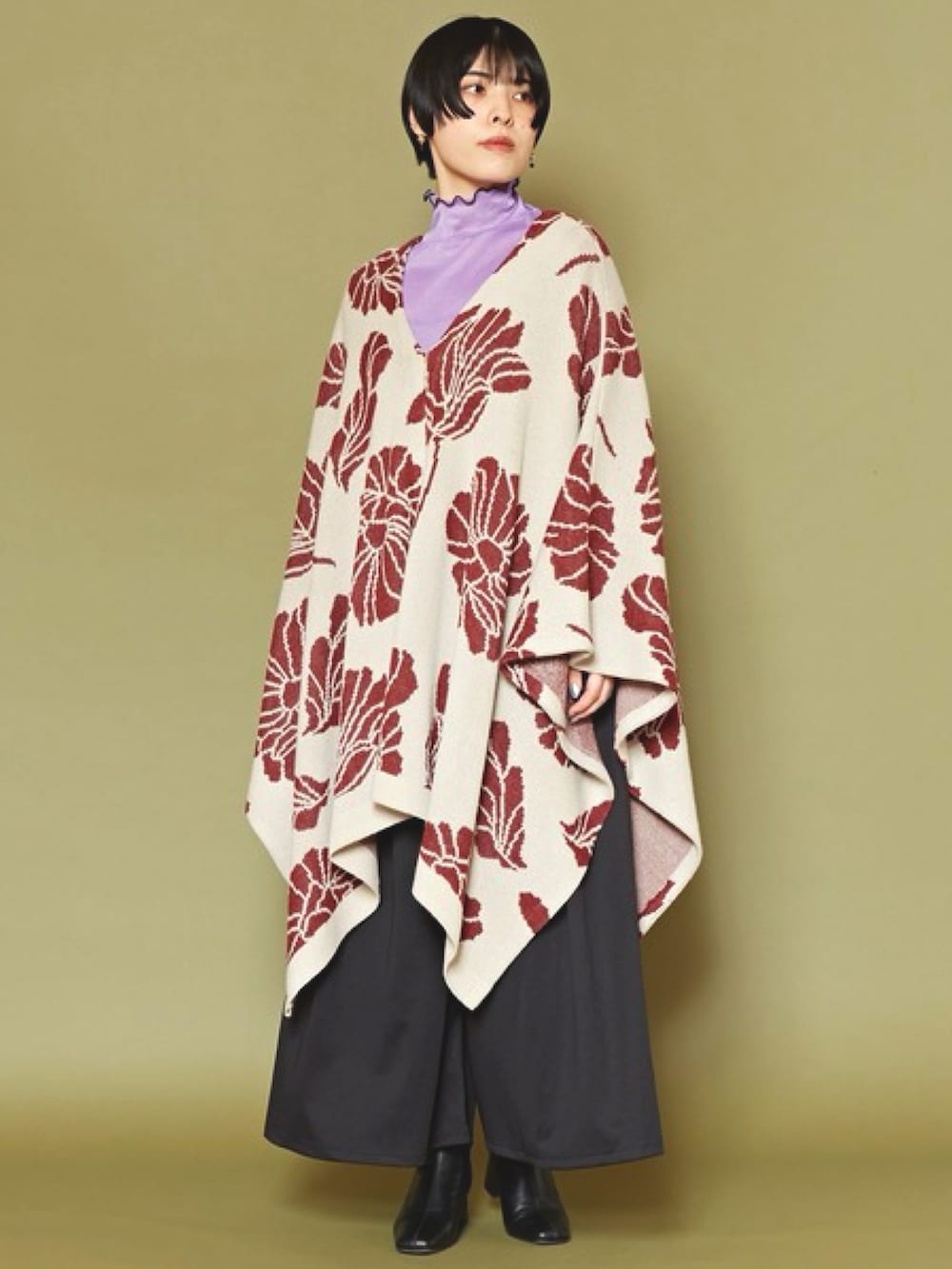 ホワイト系のニット/セーター、パープル系のTシャツ/カットソー、ブラック系のその他パンツを着用したレディースの冬コーディネートの2枚目の写真