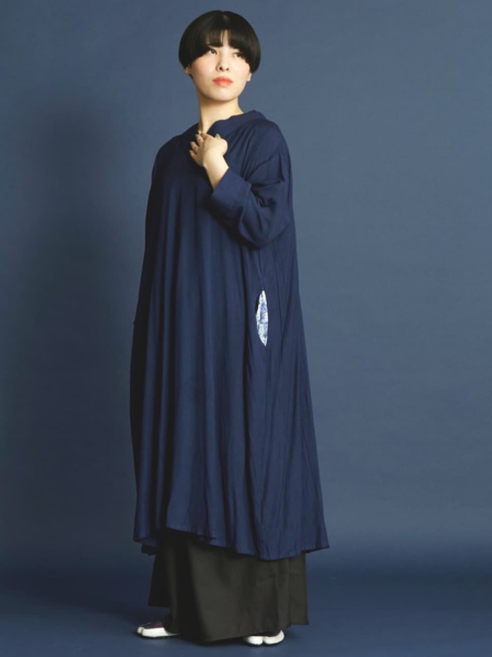 ブルー系のワンピース、ブラック系のその他パンツ、パープル系のその他シューズを着用したレディースの春コーディネートの2枚目の写真