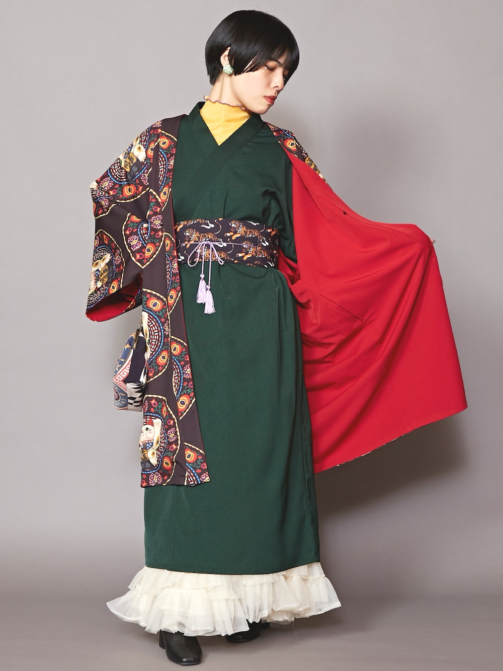 レッド系のカーディガン/ボレロ、イエロー系のTシャツ/カットソー、グリーン系のワンピースを着用したレディースの秋コーディネートの2枚目の写真