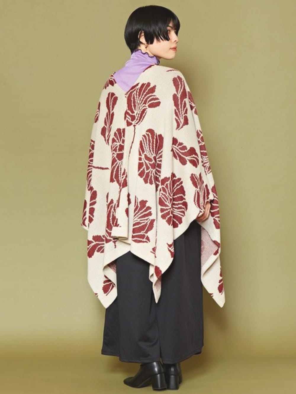 ホワイト系のニット/セーター、パープル系のTシャツ/カットソー、ブラック系のその他パンツを着用したレディースの冬コーディネートの3枚目の写真