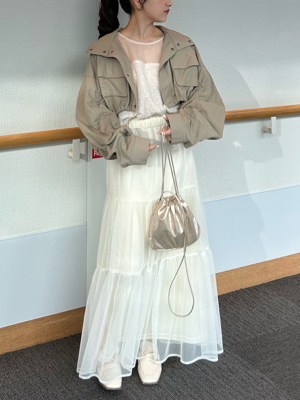 グリーン系のその他アウター、ベージュ系のシャツ/ブラウス、ホワイト系のスカートを着用したレディースの春コーディネートの3枚目の写真