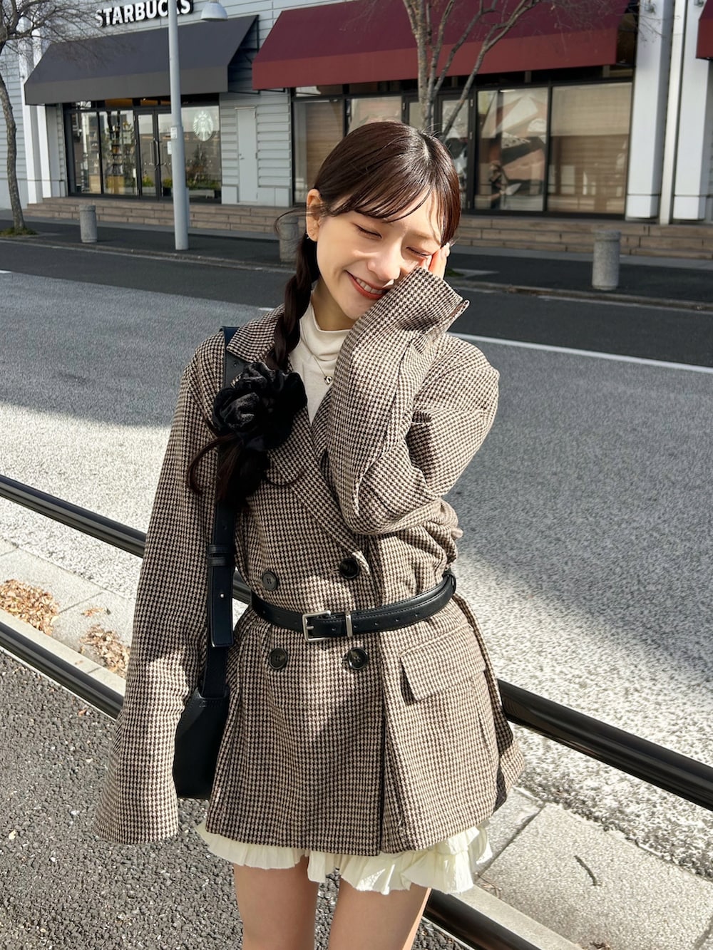 ホワイト系のその他アウター、ブラウン系のブーツ、ブラウン系の福袋/福箱を着用したレディースの冬コーディネートの2枚目の写真