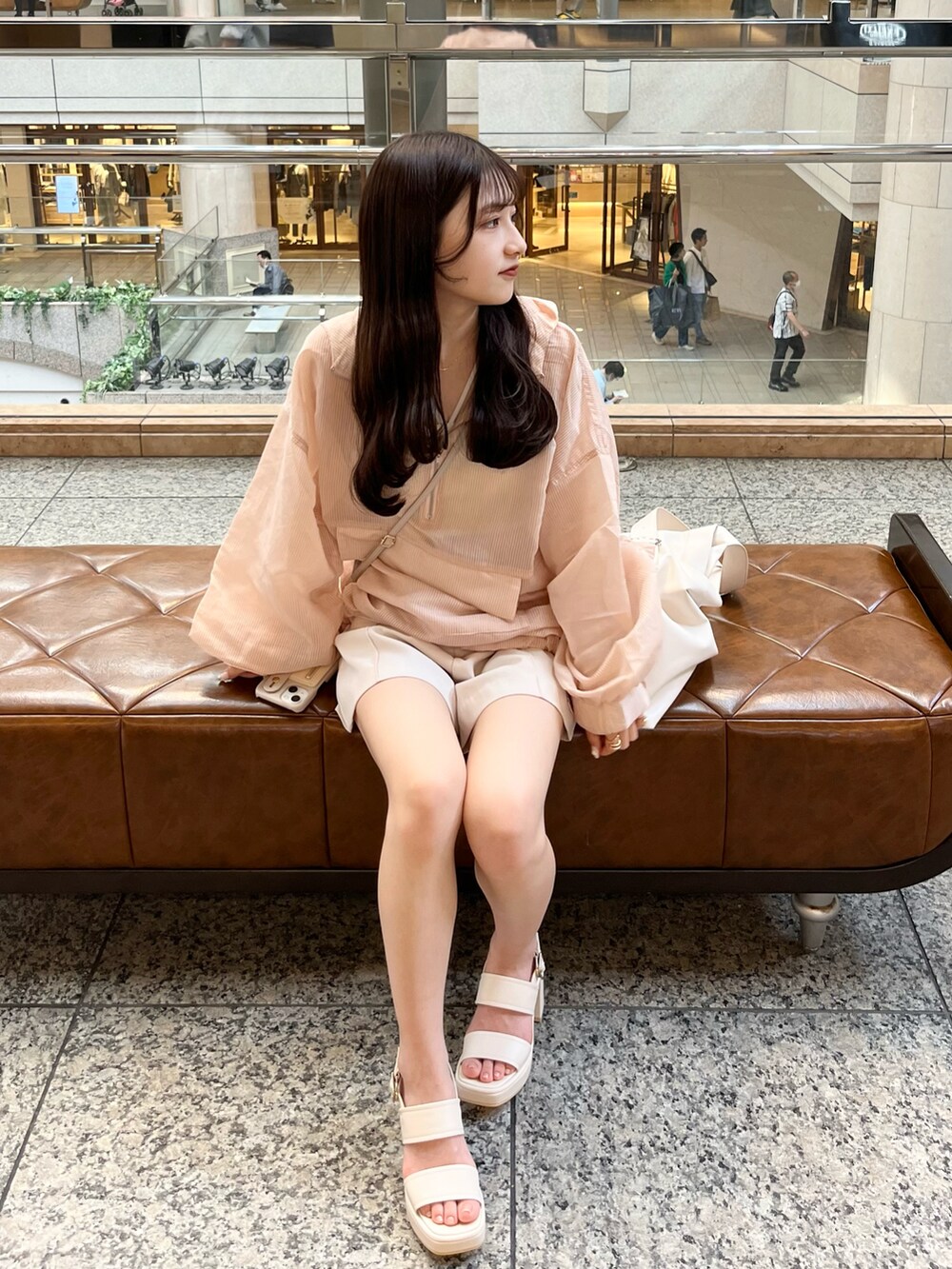 ホワイト系のサンダル、ブラック系のその他パンツ、ベージュ系のシャツ/ブラウスを着用したレディースの春コーディネートの2枚目の写真