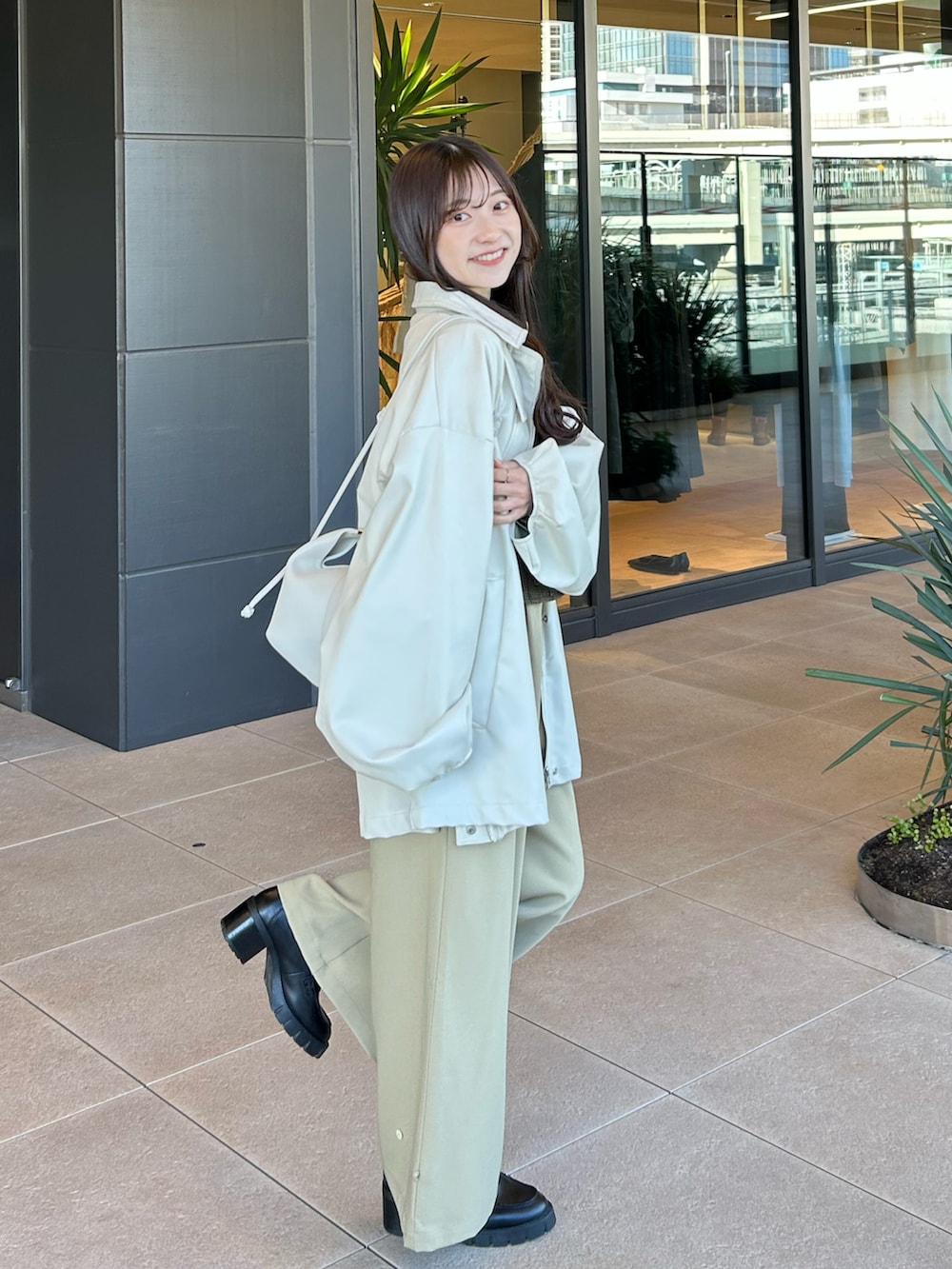ブラウン系のシャツ/ブラウス、ホワイト系のその他アウター、ベージュ系のその他パンツを着用したレディースの冬コーディネートの2枚目の写真