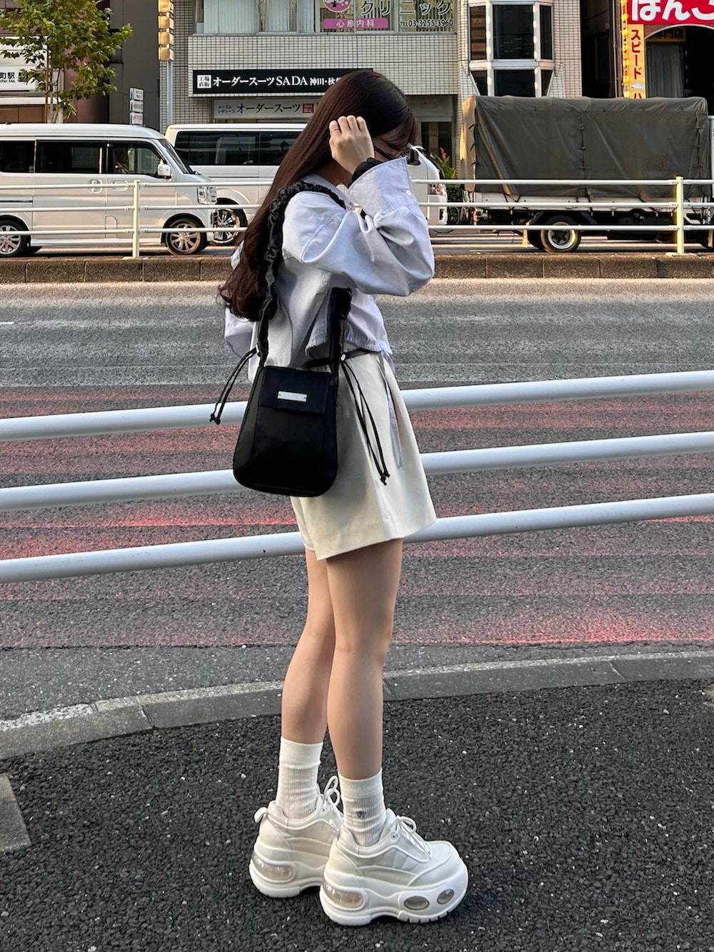 ホワイト系のスニーカー、ホワイト系のその他パンツ、ブルー系のワンピース/ドレスを着用したレディースの秋コーディネートの5枚目の写真