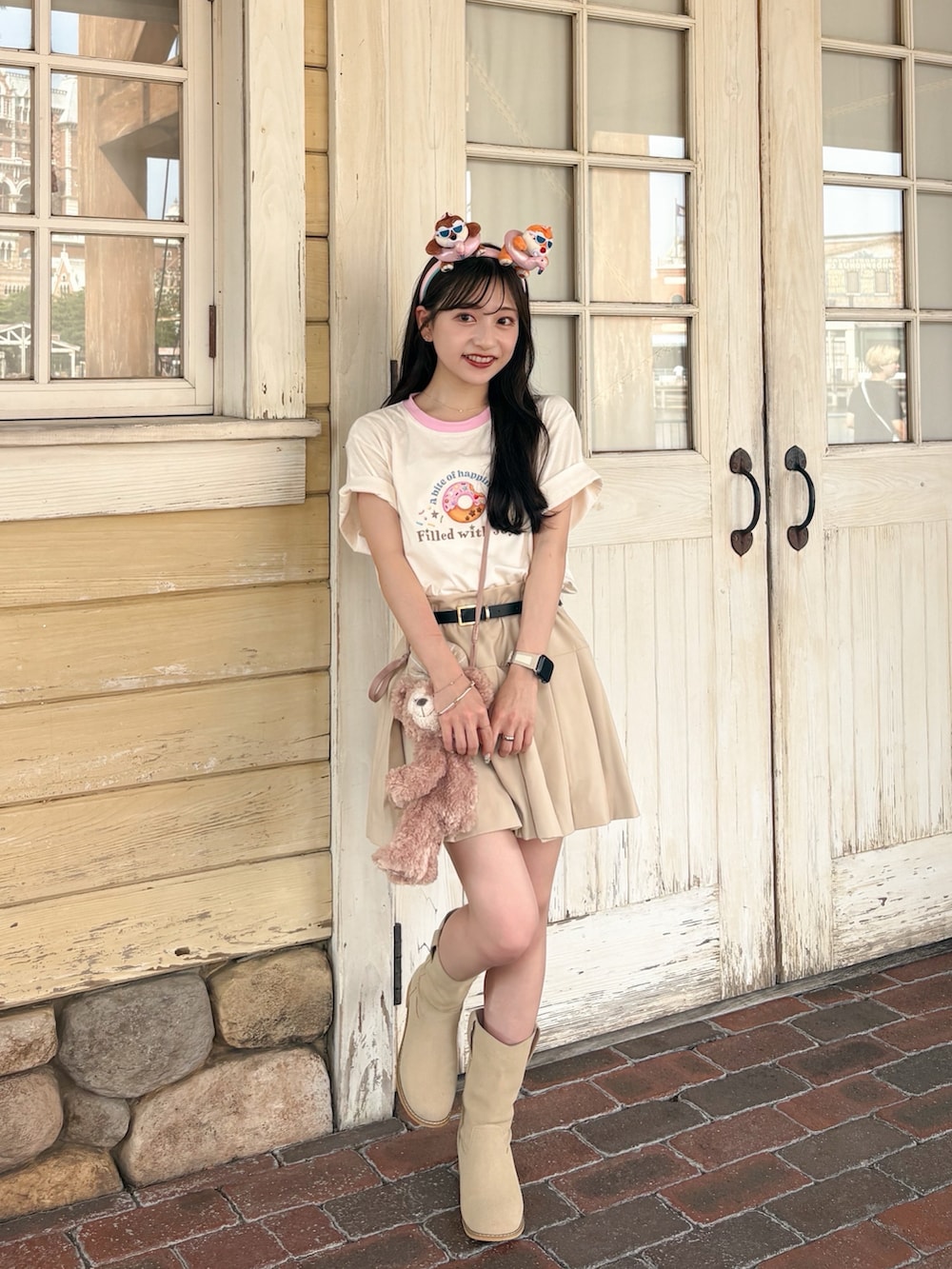 ベージュ系のその他パンツ、ベージュ系のブーツ、その他のトートバッグを着用したレディースの秋コーディネートの3枚目の写真