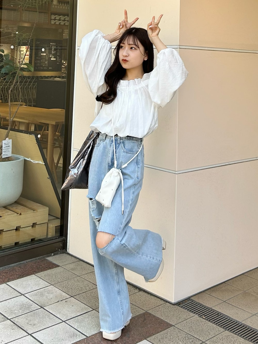 ホワイト系のサンダル、ホワイト系のシャツ/ブラウス、ホワイト系のショルダーバッグを着用したレディースの春コーディネートの5枚目の写真