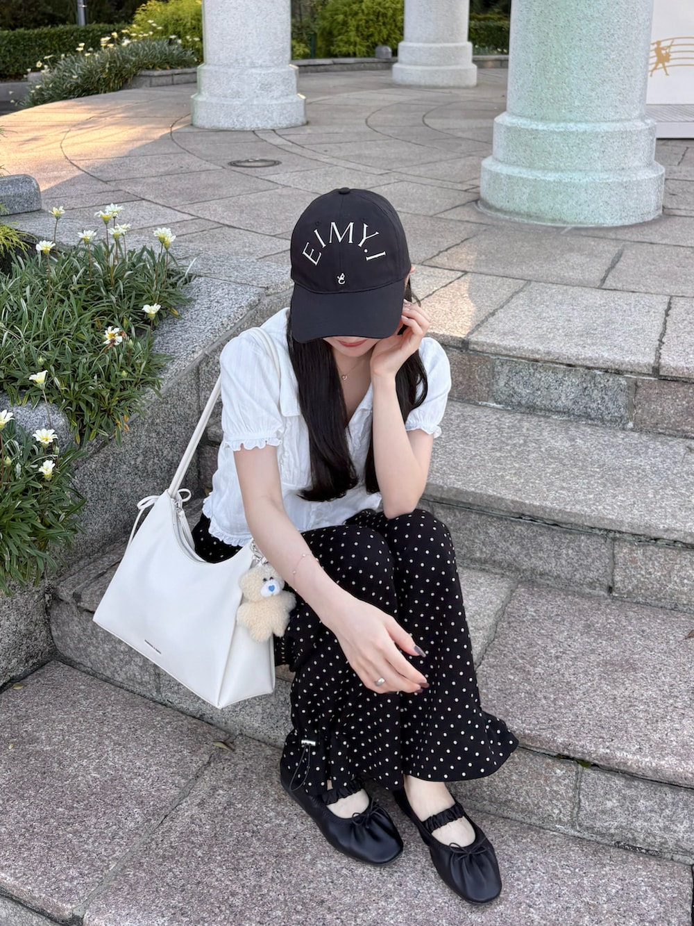 ホワイト系のシャツ/ブラウス、ブラック系のスウェットパンツ、ブラック系のシューズを着用したレディースの秋コーディネートの4枚目の写真