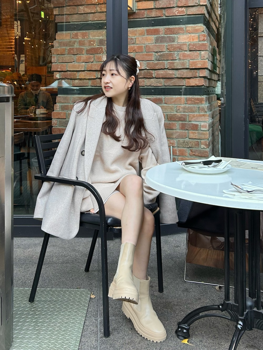 ベージュ系のジャケット/アウター、ベージュ系のニット/セーター、ブラック系のその他パンツを着用したレディースの冬コーディネートの3枚目の写真