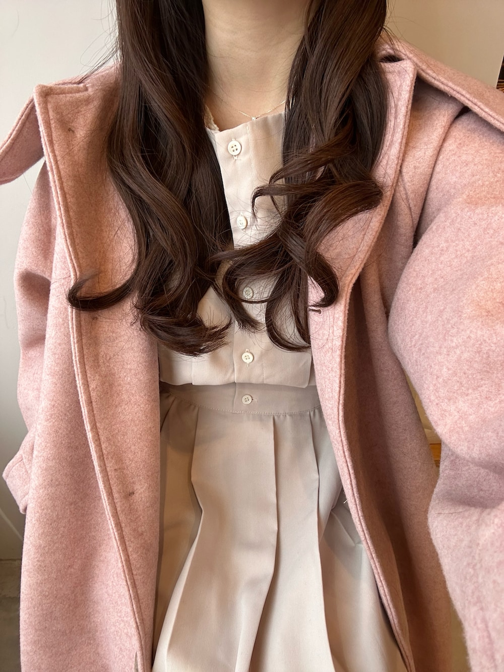 ホワイト系のワンピース、ホワイト系のショルダーバッグ、ピンク系のジャケット/アウターを着用したレディースの冬コーディネートの4枚目の写真