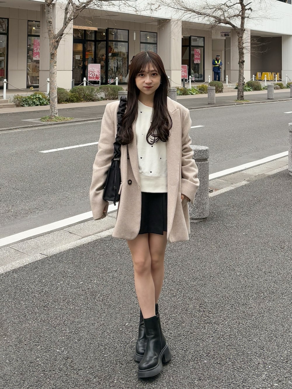 ベージュ系のジャケット/アウター、ホワイト系のスウェット、ブラック系のスカートを着用したレディースの冬コーディネートの3枚目の写真