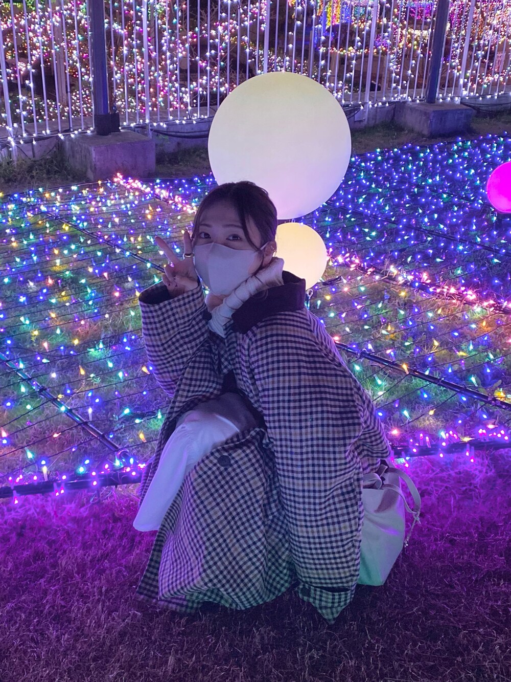 ホワイト系のニット/セーター、ベージュ系のトレンチコート、ブラウン系のワンピースを着用したレディースの秋コーディネートの2枚目の写真