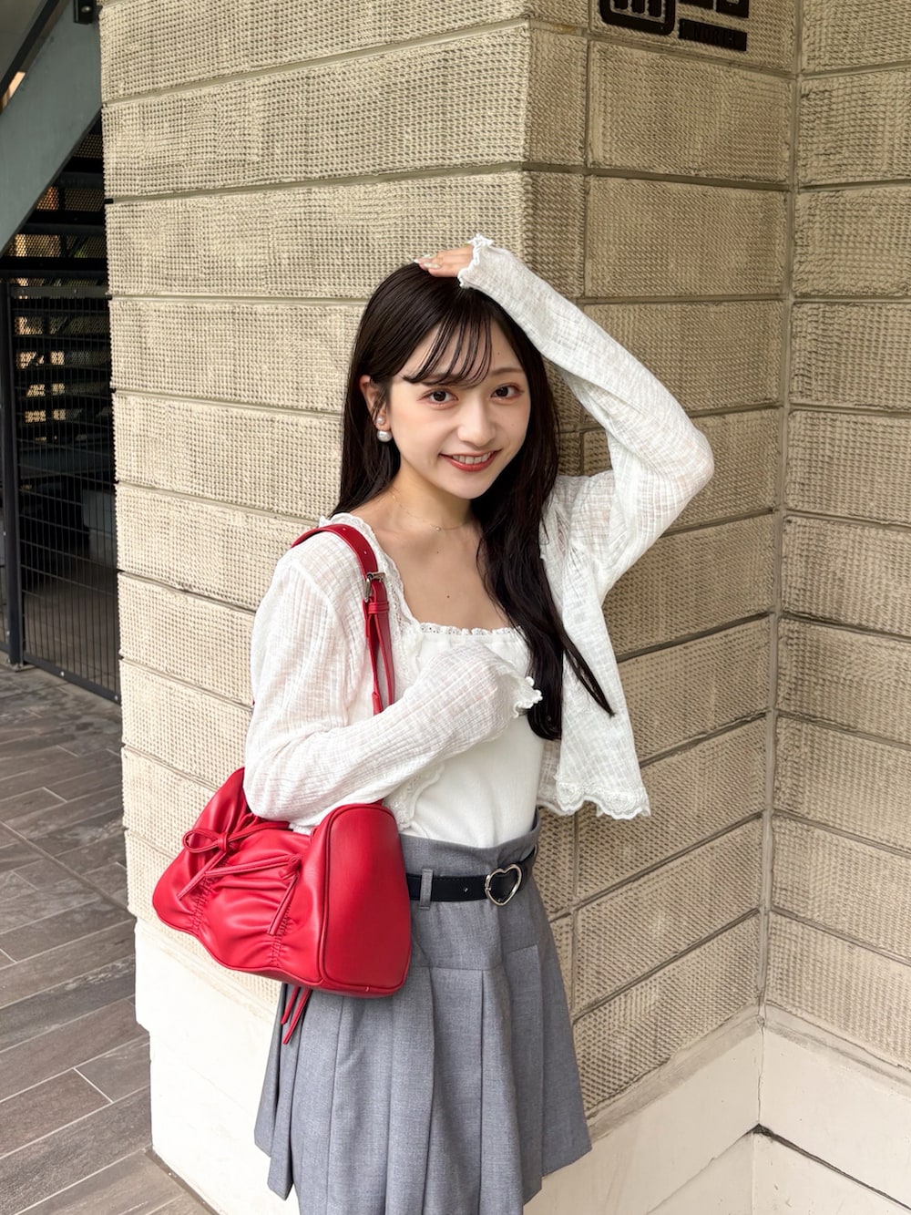 ホワイト系のキャミソール、ベージュ系のその他パンツ、ブラック系のブーツを着用したレディースの夏コーディネートの3枚目の写真