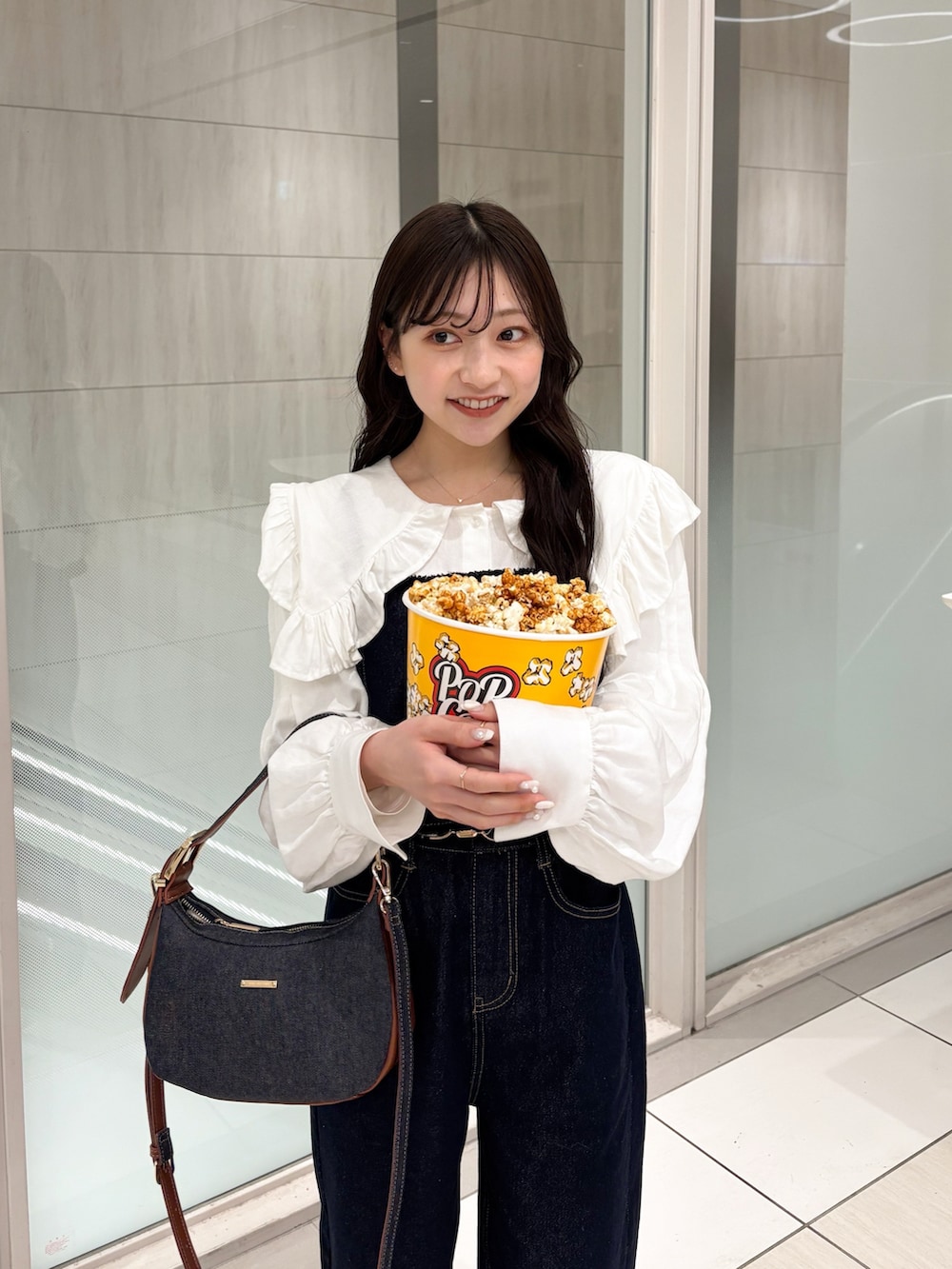 ホワイト系のジャケット/アウター、ブルー系のデニムパンツ、ブルー系のショルダーバッグを着用したレディースの春コーディネートの4枚目の写真