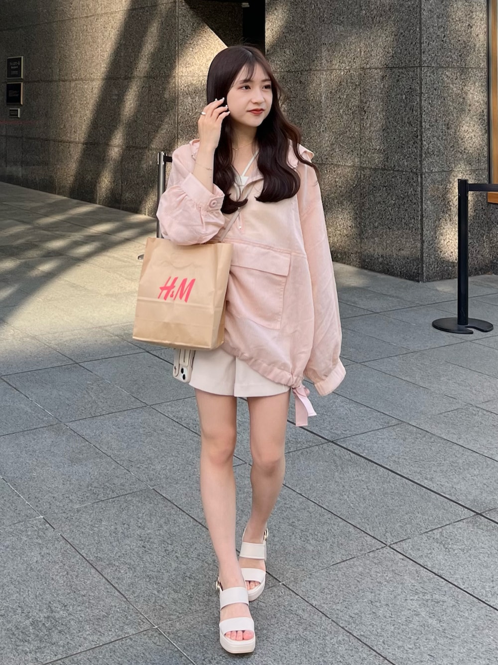 ホワイト系のサンダル、ブラック系のその他パンツ、ベージュ系のシャツ/ブラウスを着用したレディースの春コーディネートの3枚目の写真