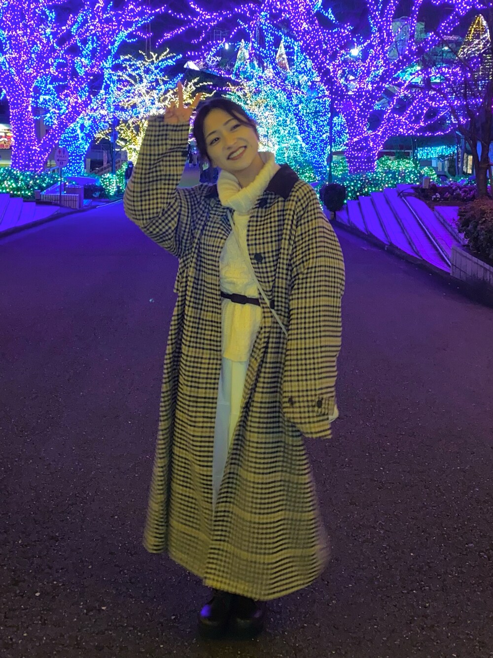 ホワイト系のニット/セーター、ベージュ系のトレンチコート、ブラウン系のワンピースを着用したレディースの秋コーディネートの4枚目の写真