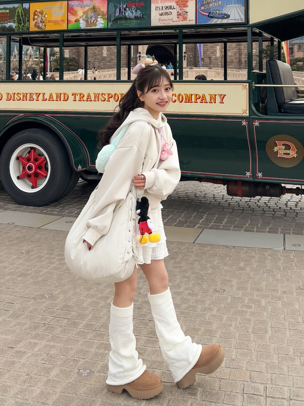 ベージュ系のその他アウター、ホワイト系のTシャツ/カットソー、ベージュ系のブーツを着用したレディースの冬コーディネートの2枚目の写真