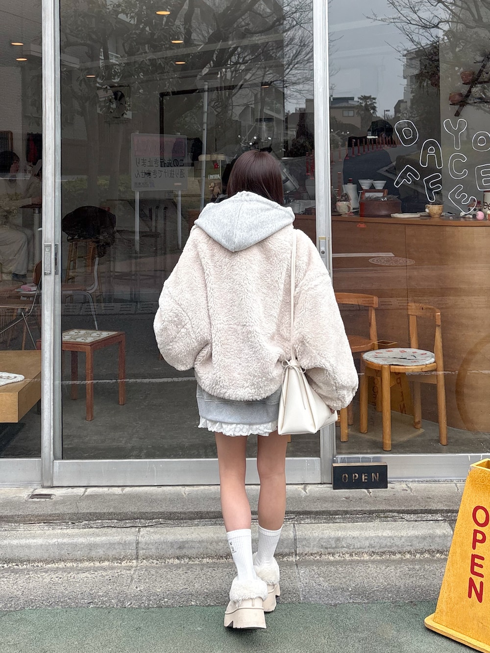 ベージュ系のシューズ、ホワイト系のその他アウター、ホワイト系のスカートを着用したレディースの春コーディネートの3枚目の写真