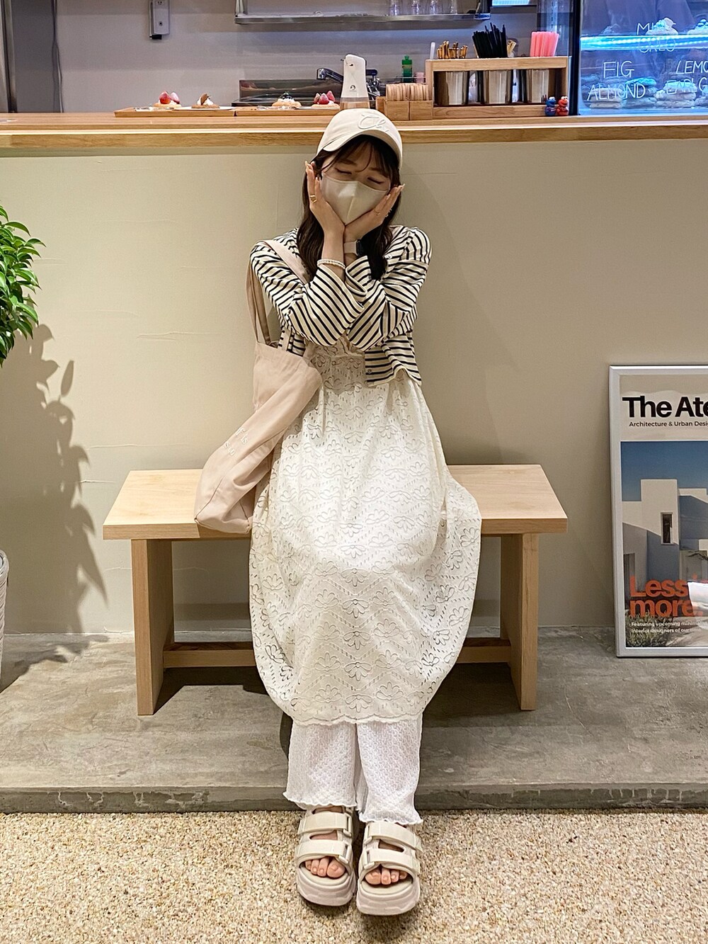 ピンク系のその他トップス、ホワイト系のサンダル、ホワイト系のその他パンツを着用したレディースの夏コーディネートの4枚目の写真