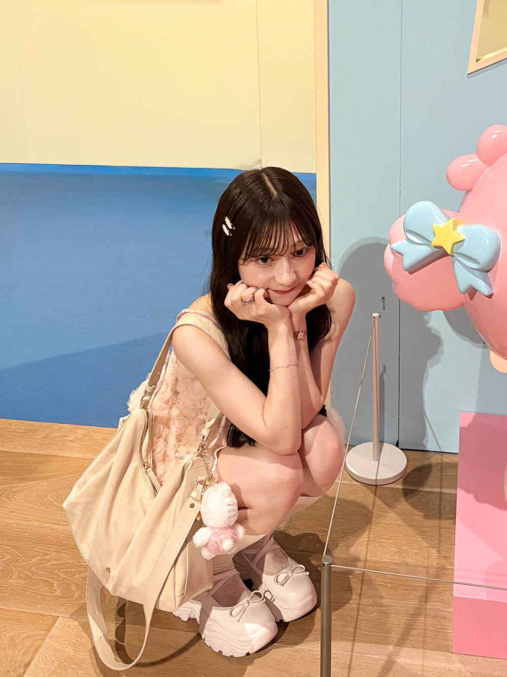 ピンク系のシャツ/ブラウス、ホワイト系のボストンバッグ、ホワイト系のスカートを着用したレディースの夏コーディネートの4枚目の写真