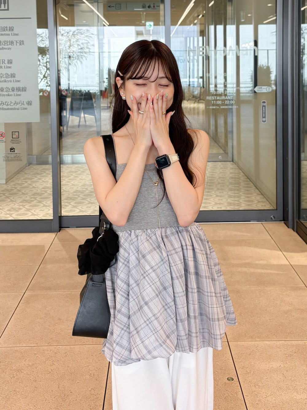 グレー系のシャツ/ブラウス、ホワイト系のカーディガン/ボレロ、ホワイト系のスウェットパンツを着用したレディースの秋コーディネートの4枚目の写真