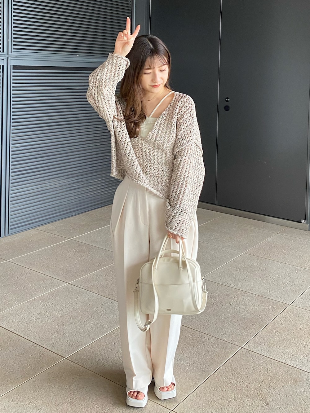 ホワイト系のサンダル、ホワイト系のその他パンツ、ベージュ系のニット/セーターを着用したレディースの夏コーディネートの4枚目の写真