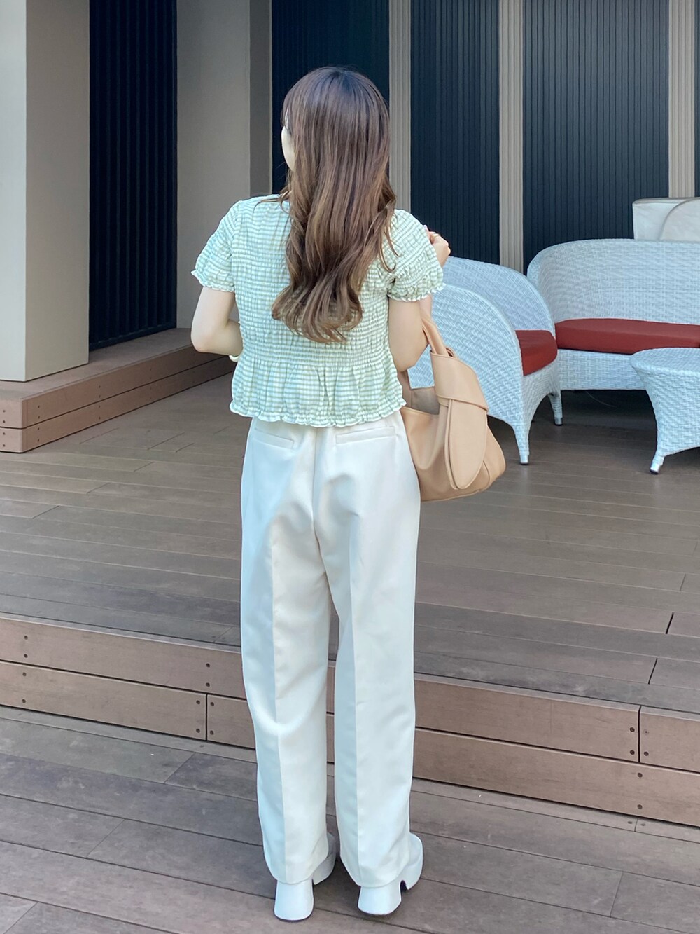 ベージュ系のバッグ、グリーン系のTシャツ/カットソー、ホワイト系のその他パンツを着用したレディースの夏コーディネートの3枚目の写真