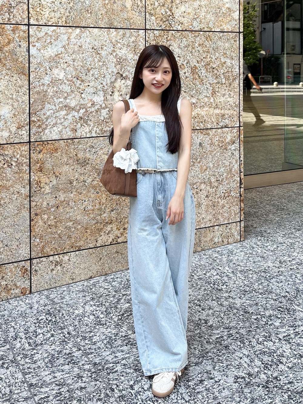 「スニーカー、甘めカジュアル、デニム、セットアップ、ビスチェ、パンツスタイル、adidas、GRL、プチプラ、お出かけコーデ、夏コーデ、ノースリーブ、キャミソール、低身長コーデ、ライトブルー」｜「mysticのマルチWAYデニム（デニムパンツ、ブルー系）」を使った、amiさん（レディース・148cm）の夏コーディネートの4枚目の写真