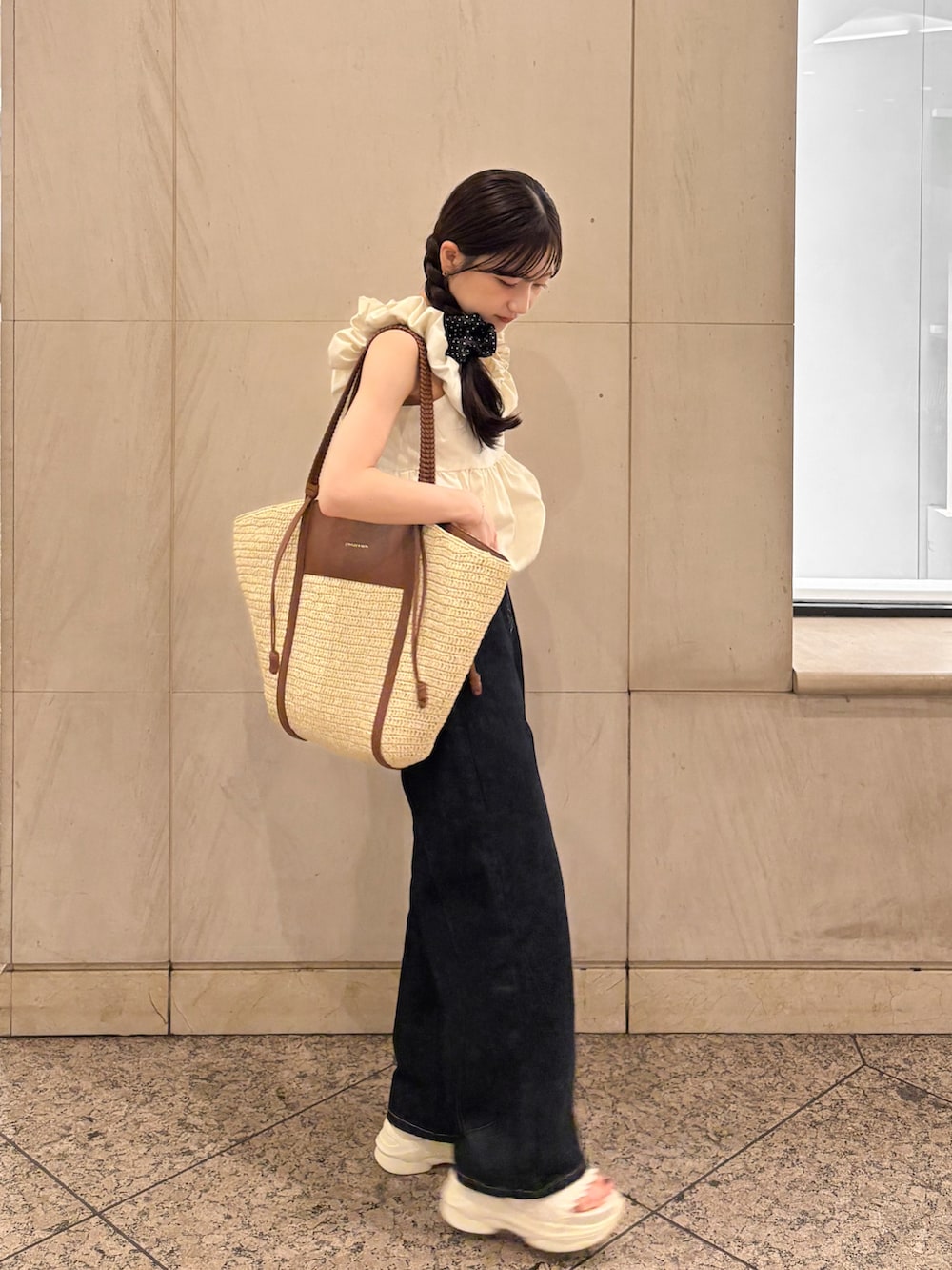 「デニム、パンツスタイル、低身長コーデ、お出かけコーデ、シンプルコーデ、オフショル、ノースリーブ、大人かわいい、かごバッグ、夏コーデ、厚底サンダル、バルーン、トートバッグ、淡色コーデ」｜「mysticのマルチWAYデニム（デニムパンツ、ブルー系）」を使った、amiさん（レディース・148cm）の夏コーディネートの2枚目の写真