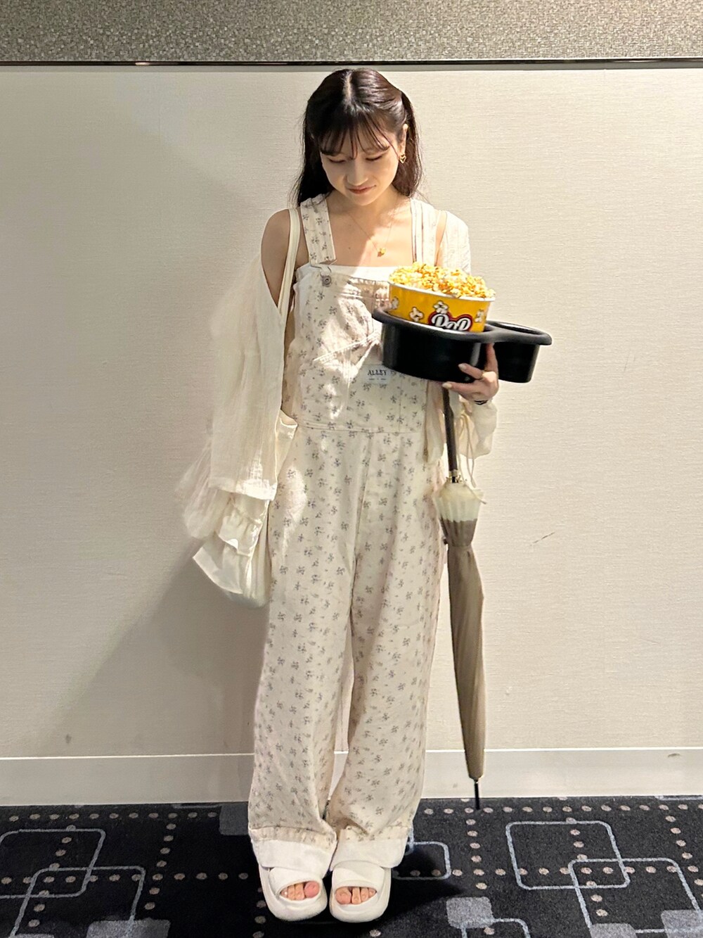 ホワイト系のシャツ/ブラウス、ホワイト系のトートバッグ、ホワイト系のサンダルを着用したレディースの夏コーディネートの2枚目の写真