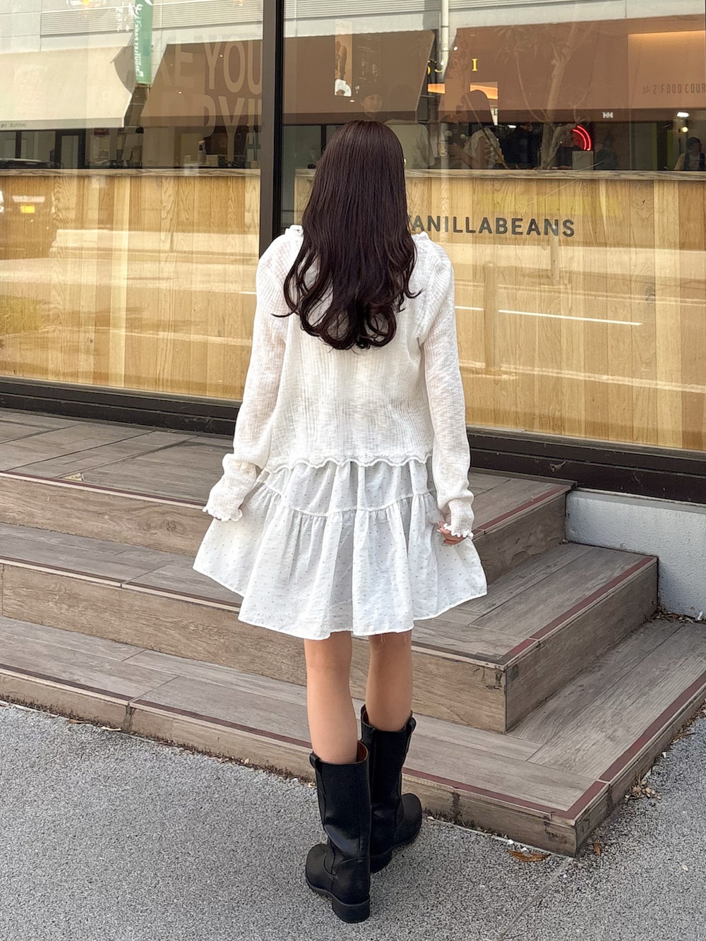 ブラック系のブーツ、ホワイト系のワンピース、ベージュ系のベルトを着用したレディースの秋コーディネートの4枚目の写真