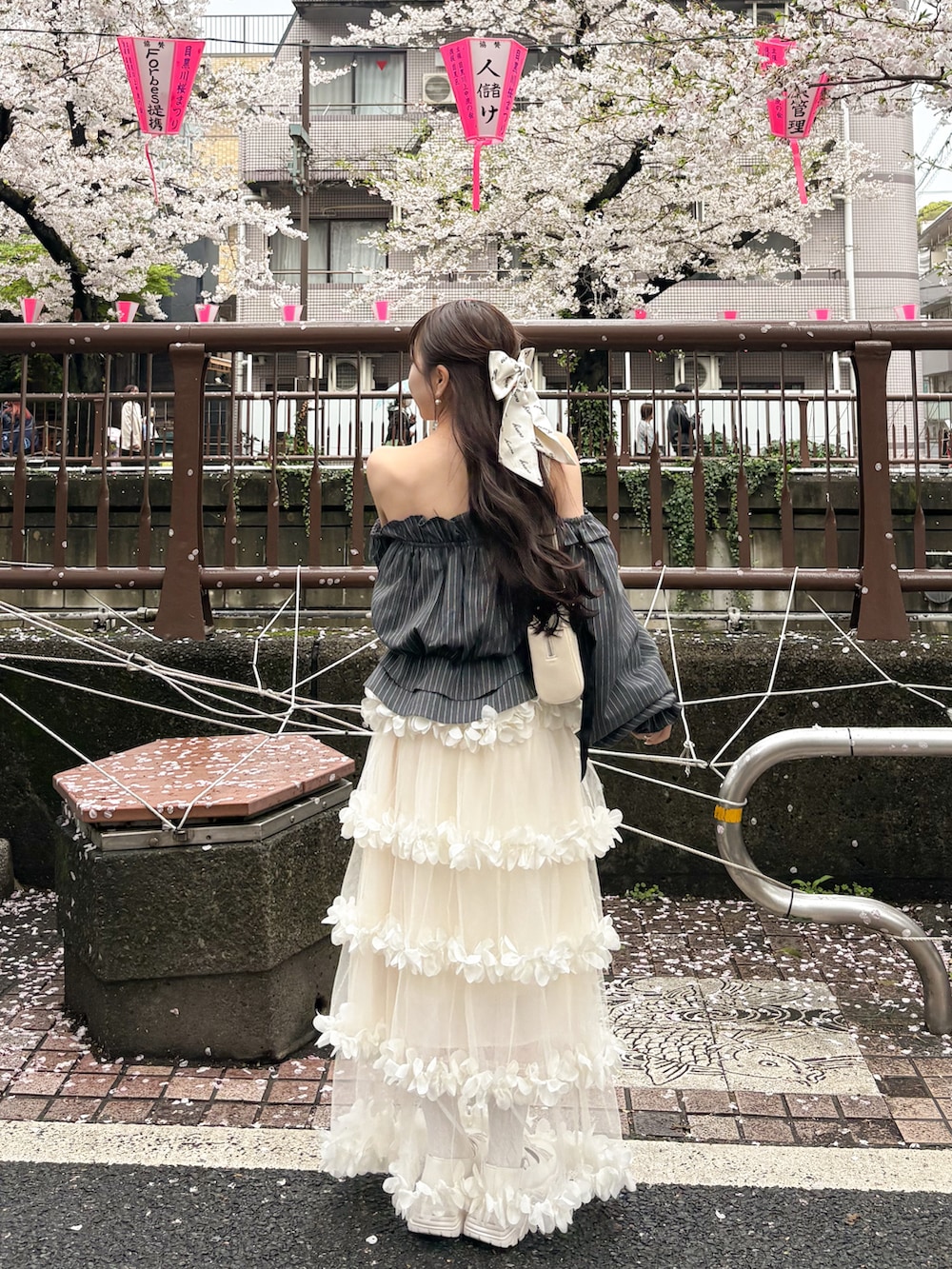 ホワイト系のシャツ/ブラウス、ホワイト系のショルダーバッグ、ホワイト系のスカートを着用したレディースの春コーディネートの3枚目の写真